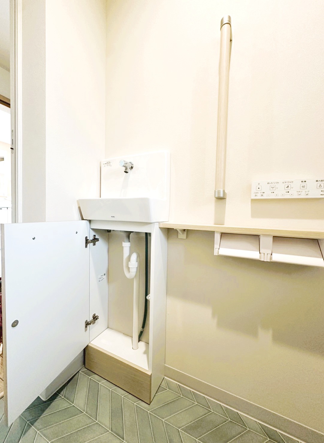 西尾市A様邸｜勝手口をトイレへ！TOTO　ピュアレストQR