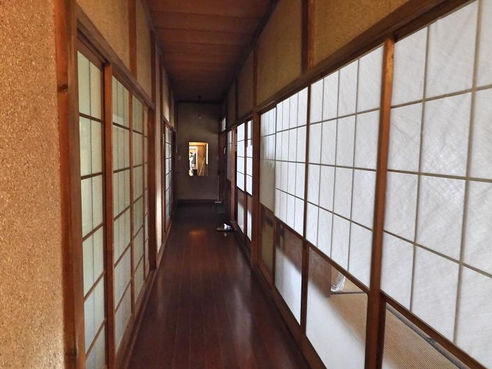 冬の住宅で廊下や室内が寒い様子