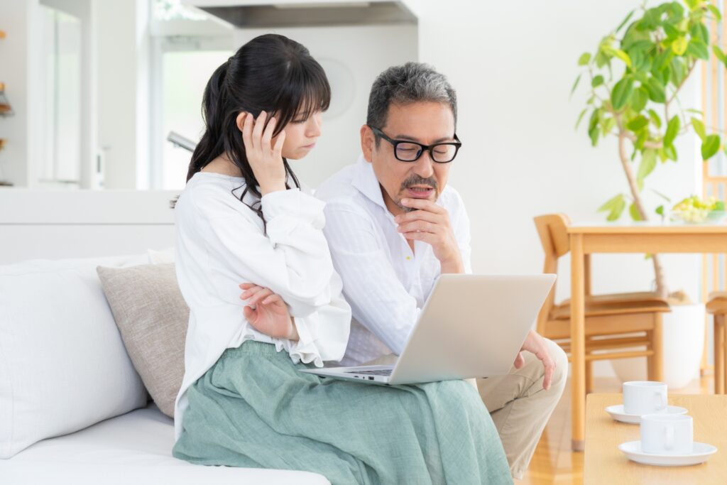 建て替えとリノベーションを夫婦で比較検討している様子