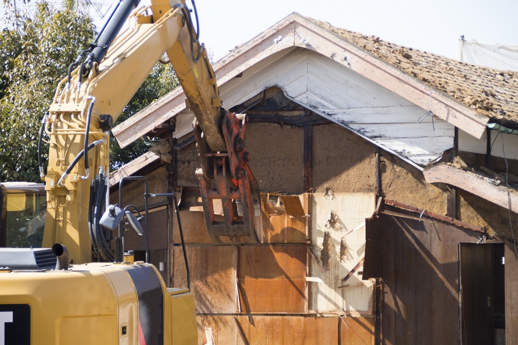 建て替え工事で解体される住宅の様子